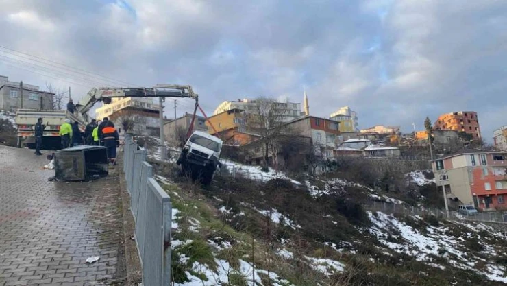 Yokuş aşağıya inen servis minibüsü yoldan çıkarak takla attı: 1 yaralı