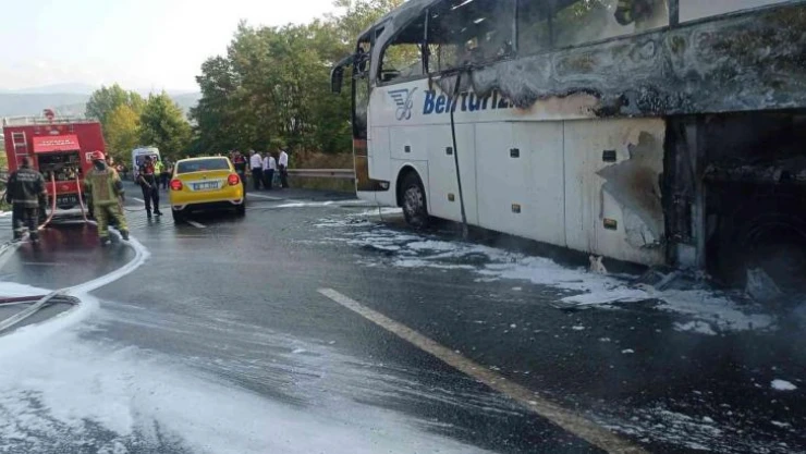 Yolcu otobüsü alev alev yandı karayolu ulaşıma kapandı