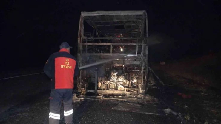 Yolcu otobüsü alev alev yandı