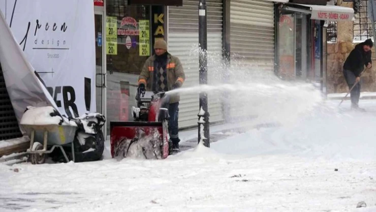 Yozgat'ta kar yağışı etkili oluyor