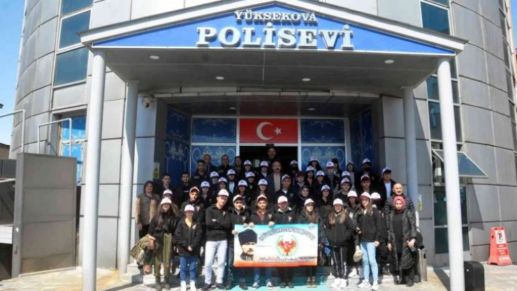 Yüksekovalı 40 öğrenci, İstanbul ve Çanakkale gezisine uğurlandı