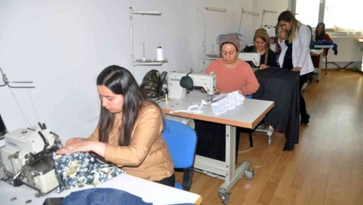 Yüksekovalı kadınların diktiği elbiselere İran ve Irak'tan talep