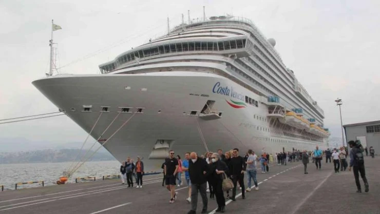 Yüzen otel İzmir Limanı'na demir attı