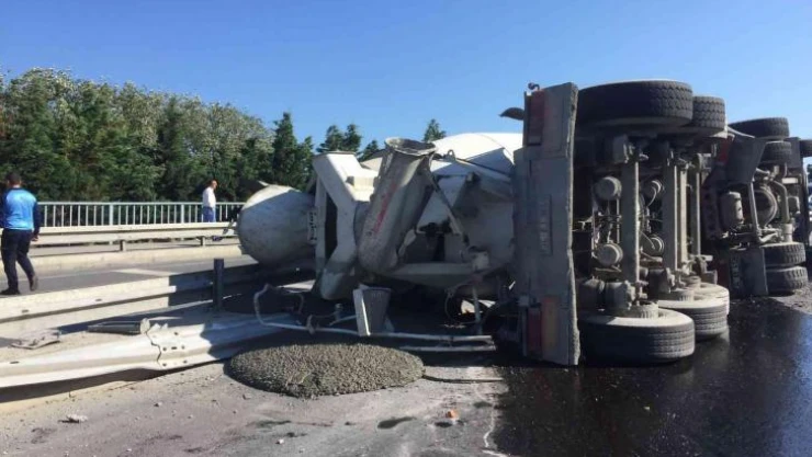 Zeytinburnu sahil yolunda beton mikseri devrildi, sürücü ağır yaralandı