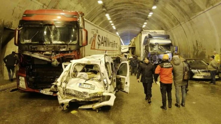Zincirleme kazada bacakları kopan genç hastanede hayatını kaybetti