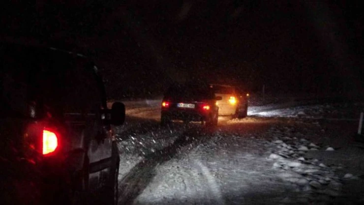 Zonguldak'ta yoğun kar sürücülere zor anlar yaşattı
